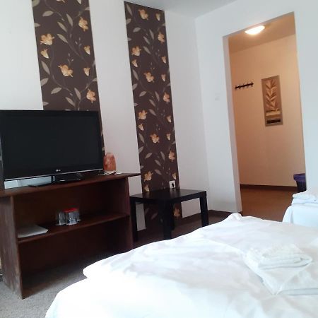 Tavi Panzio Es Etterem Bed & Breakfast Veresegyhaz Exterior photo