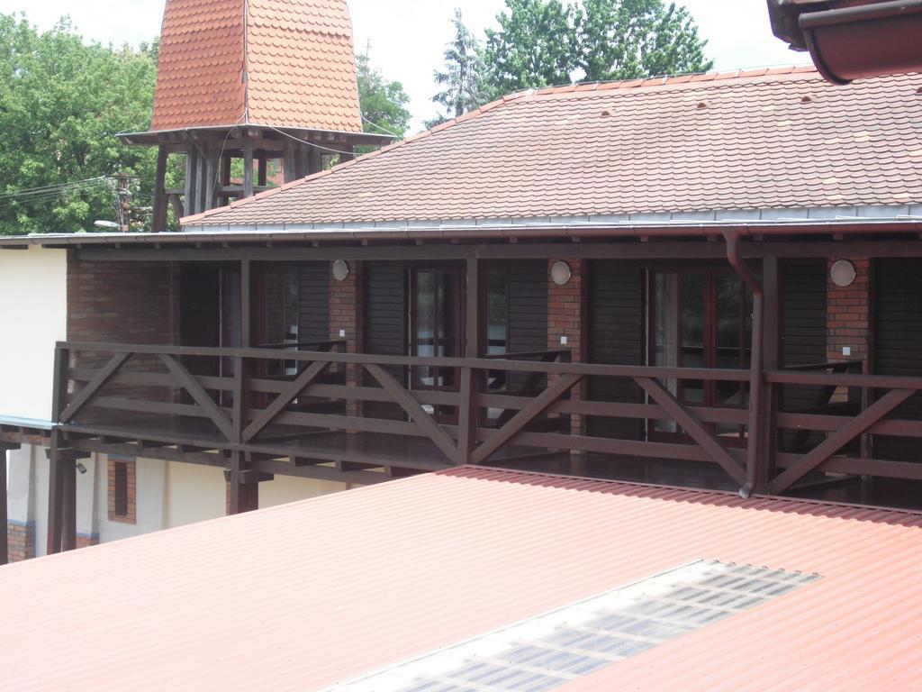 Tavi Panzio Es Etterem Bed & Breakfast Veresegyhaz Room photo