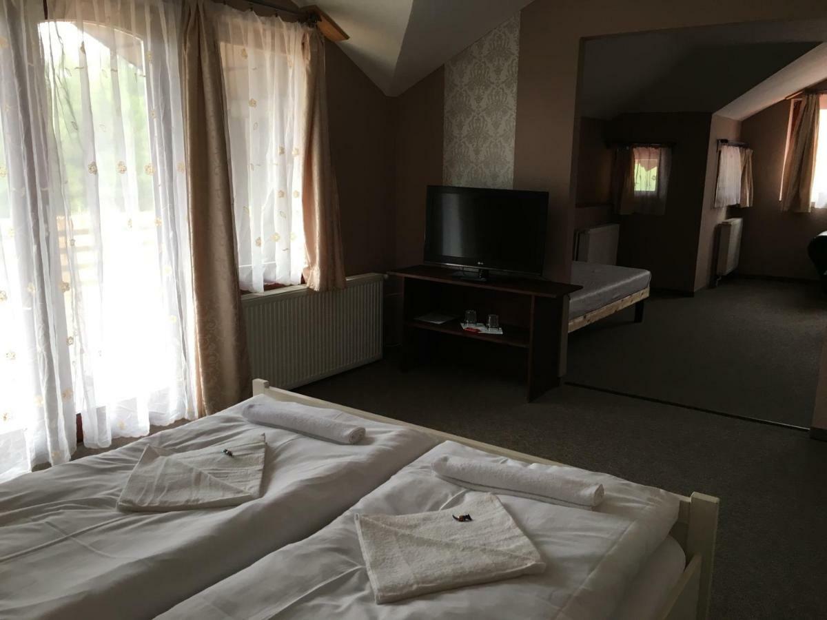 Tavi Panzio Es Etterem Bed & Breakfast Veresegyhaz Exterior photo
