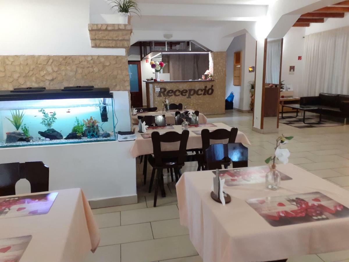 Tavi Panzio Es Etterem Bed & Breakfast Veresegyhaz Exterior photo