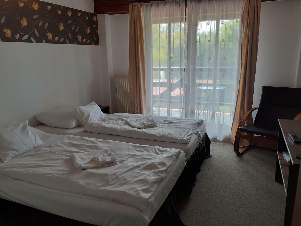 Tavi Panzio Es Etterem Bed & Breakfast Veresegyhaz Exterior photo