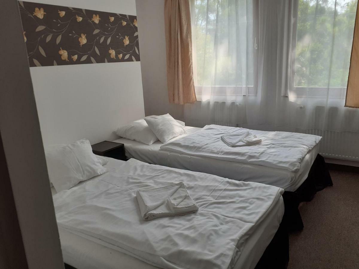 Tavi Panzio Es Etterem Bed & Breakfast Veresegyhaz Exterior photo