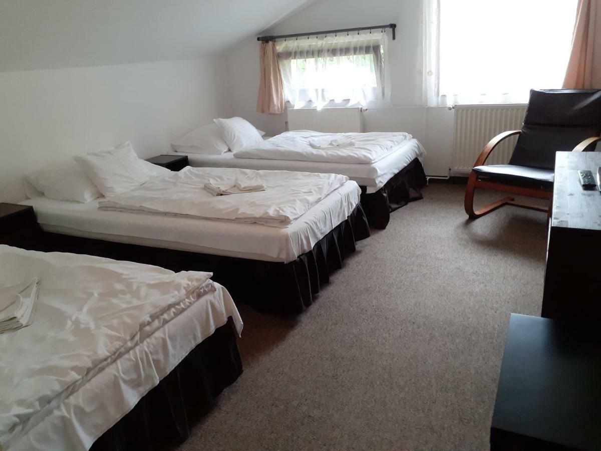 Tavi Panzio Es Etterem Bed & Breakfast Veresegyhaz Exterior photo
