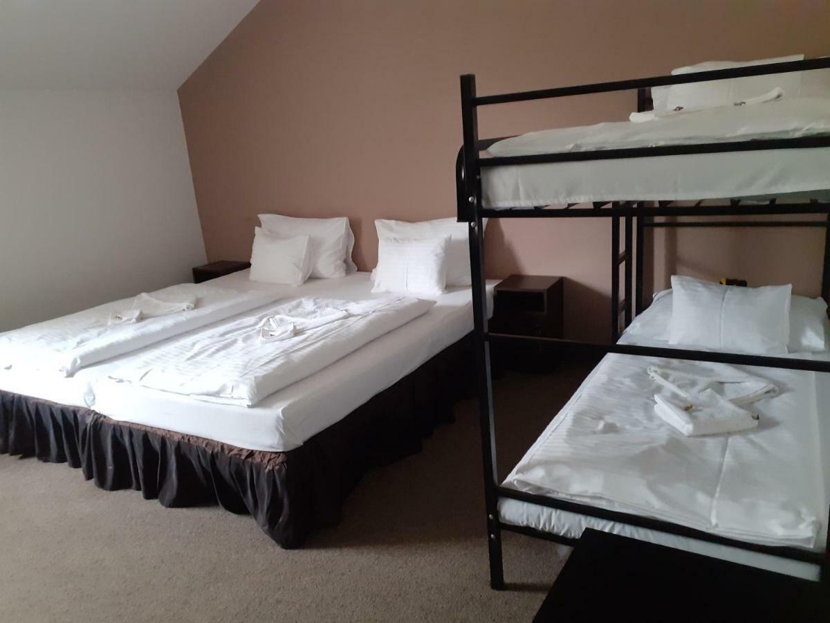 Tavi Panzio Es Etterem Bed & Breakfast Veresegyhaz Exterior photo