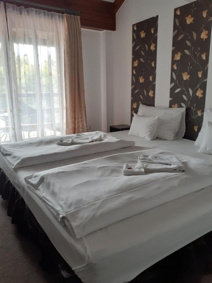 Tavi Panzio Es Etterem Bed & Breakfast Veresegyhaz Exterior photo