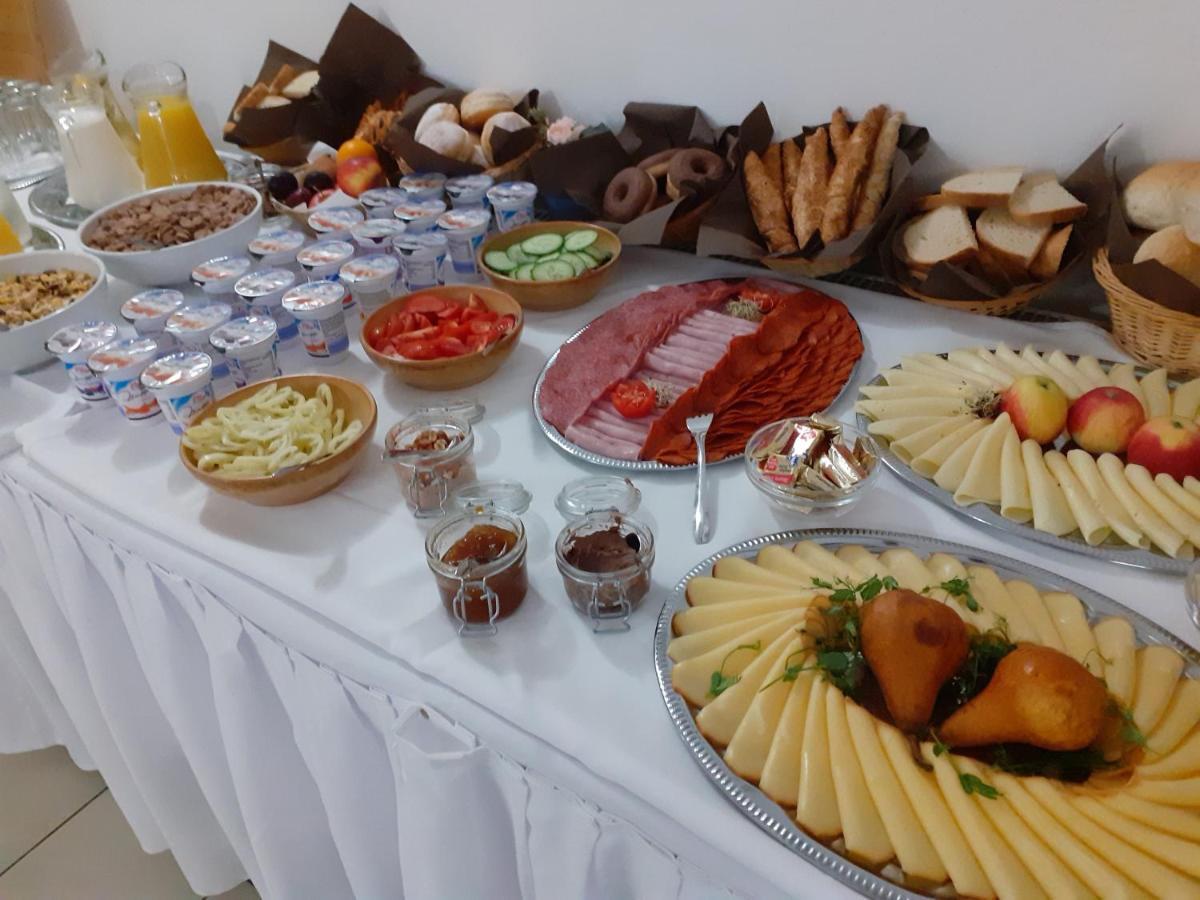 Tavi Panzio Es Etterem Bed & Breakfast Veresegyhaz Exterior photo