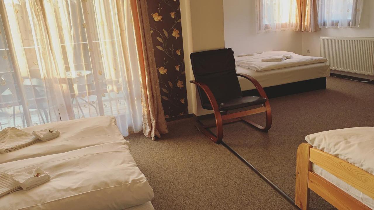 Tavi Panzio Es Etterem Bed & Breakfast Veresegyhaz Exterior photo